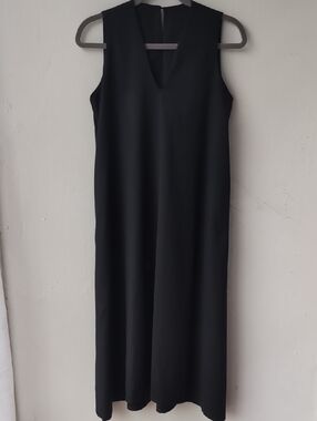Classic Black Sleeveless V-Neck Maxi Dress